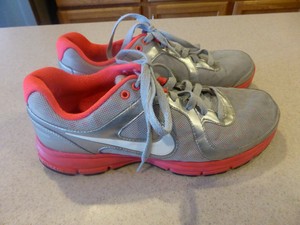 nike neon pink shoes