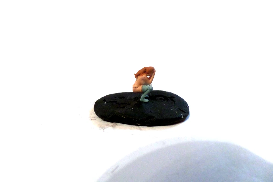 1:87 Figuren-pinkelne Frau (1111)