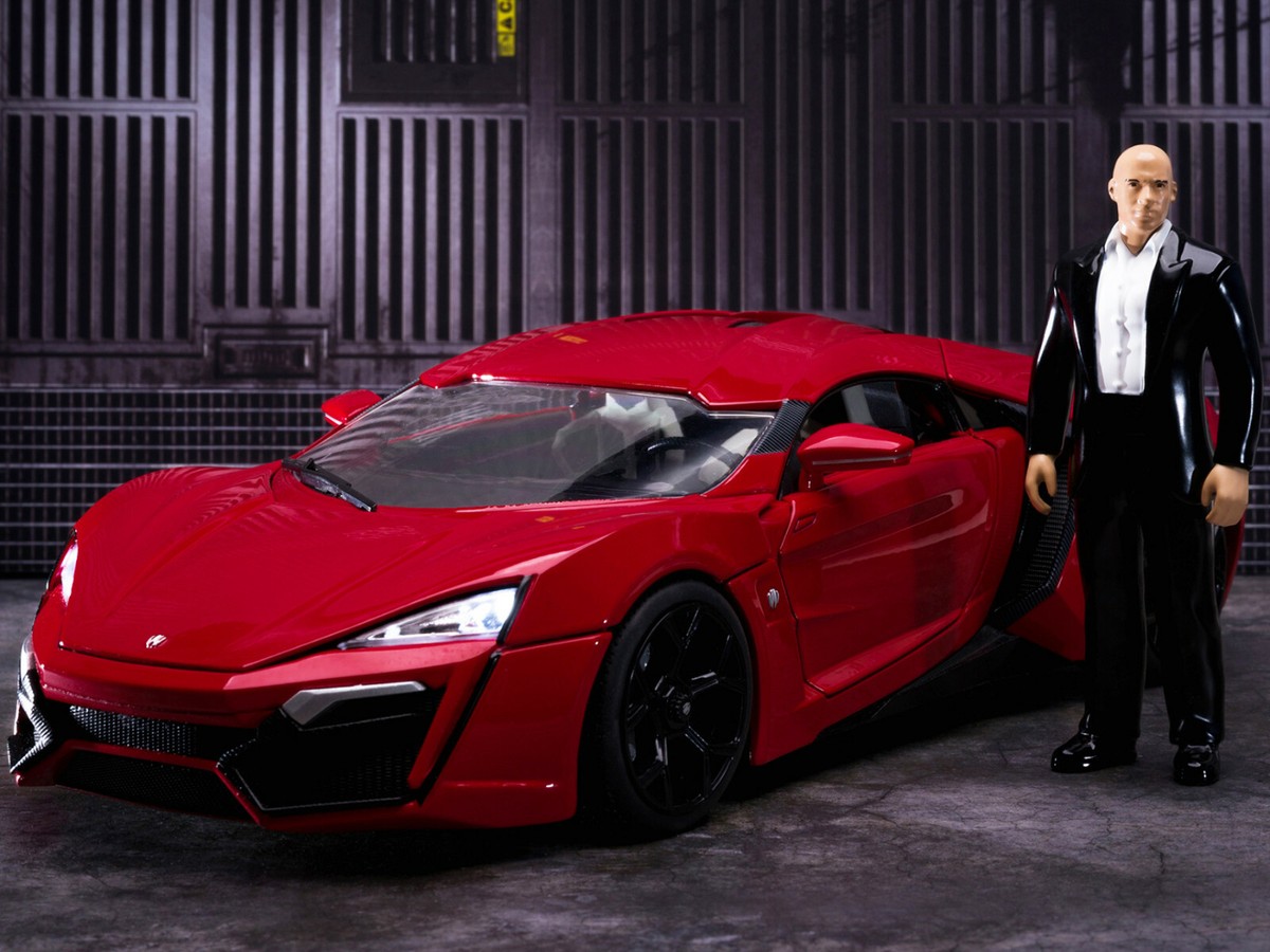 LYKAN HYPERSPORT RED W/LIGHTS & DOM FIGURE FAST & FURIOUS 1/18