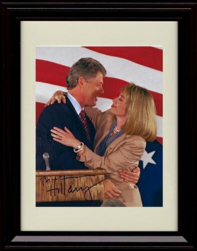 Autographe encadré 8 x 10 Bill & Hillary Clinton imprimé promotionnel - Hug At The Podium - Photo 1/2