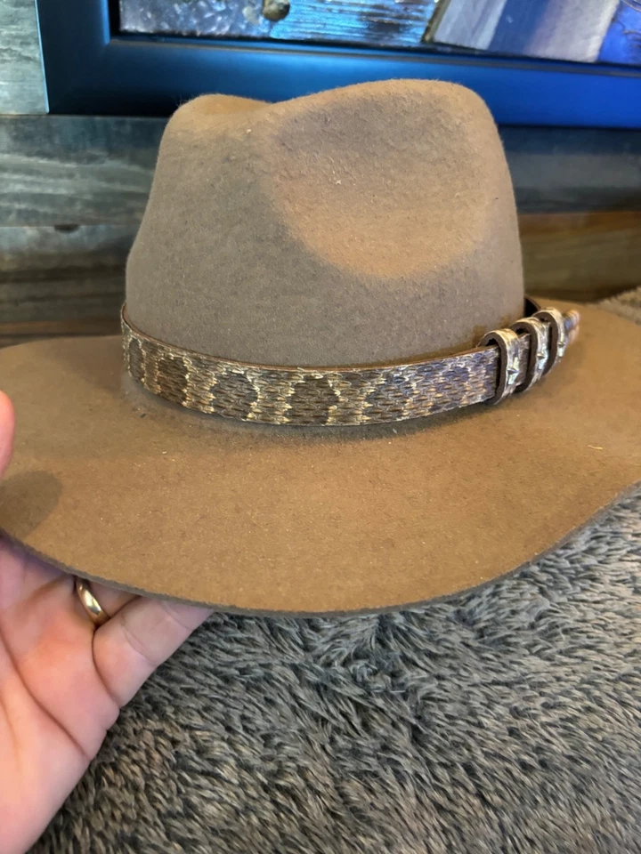 Banda sombrero vaquero serpiente de cascabel con cascabel Foto 3 de 4
