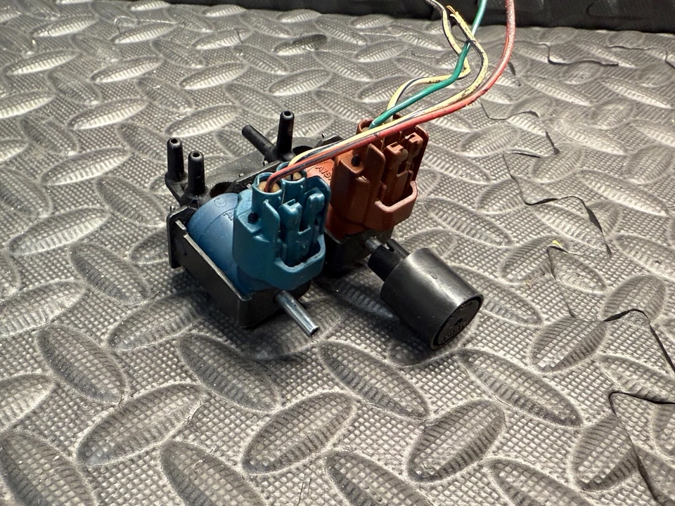 96-98 OEM Suzuki Swift Geo Metro EGR FPR Vacuum Solenoid Purge Valve VSV - Image 3 of 4