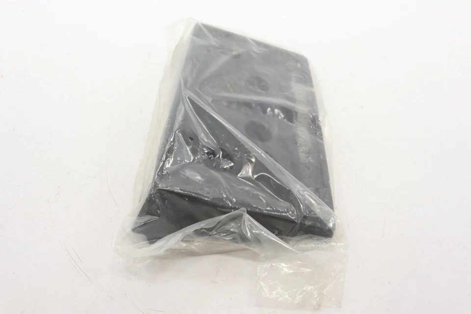 2015 - 2020 CHEVROLET TAHOE FRONT LICENSE PLATE MOUNT BRACKET OEM 23235997 - Image 4 of 4