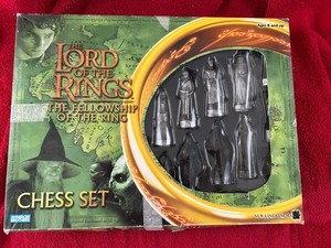Complete Lord of The Rings Chess Set Game Fellowship Parker Bros LOTR Figures