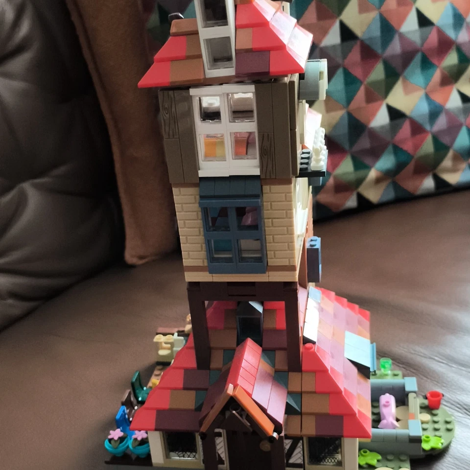 LEGO Harry Potter 75980 Attack on The Burrow, photo 3 of 5