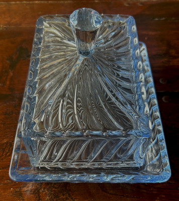 Art Deco Schale mit Käse-/Butterdeckel aus blauem Glas Bagley & Co