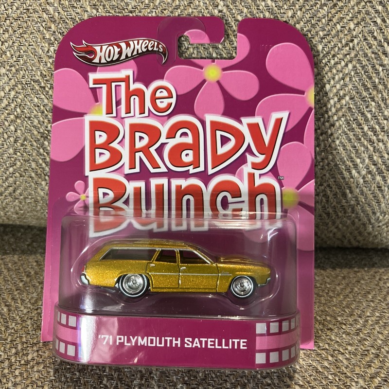 Hot Wheels Retro Entertainment '71 Plymouth Satellite The Brady Bunch Show Car