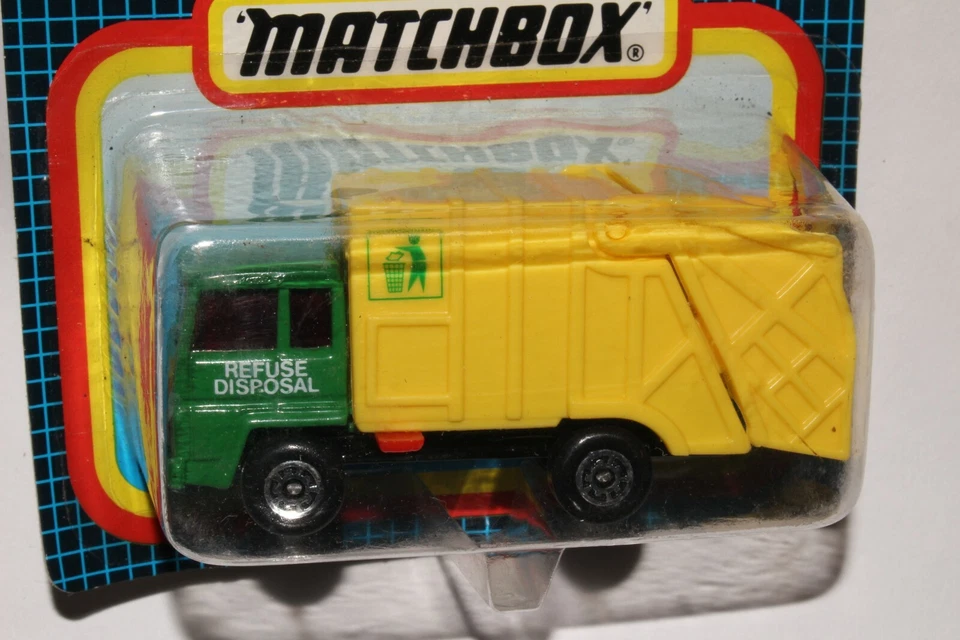 MATCHBOX SUPERFAST #MB36 REFUSE DISPOSAL GARBAGE TRUCK, GREEN, NEW IN PACK - Image 2 of 4