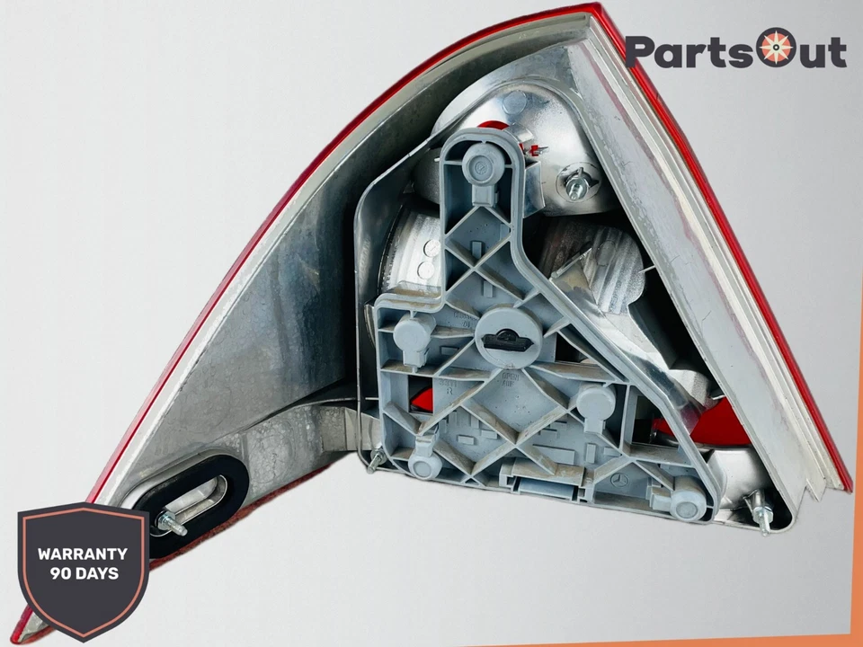 Luz trasera derecha pasajero mercedes benz c280 c320 c350 c55 amg 2001-2007 fabricante de equipos originales Foto 4 de 4