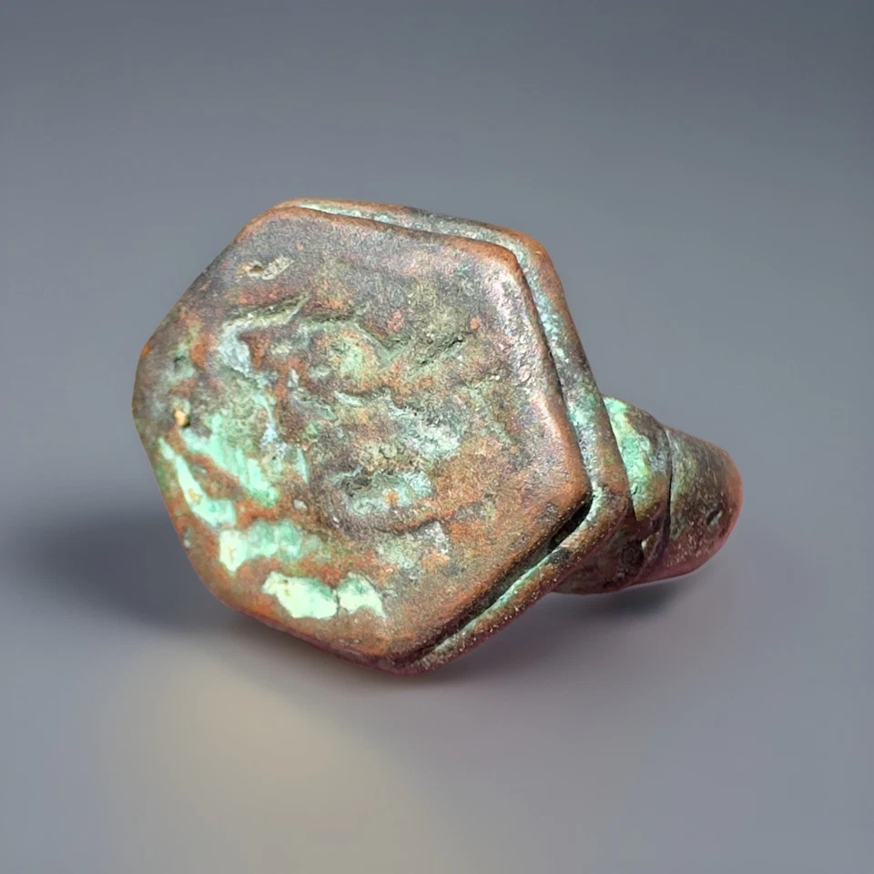 Antiguo anillo de bronce javanés oriental con bisel hexagonal que abarca caligrafía antigua Foto 2 de 4