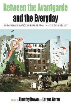 Timothy Brown Between the Avant-garde and the Everyday (Hardback)