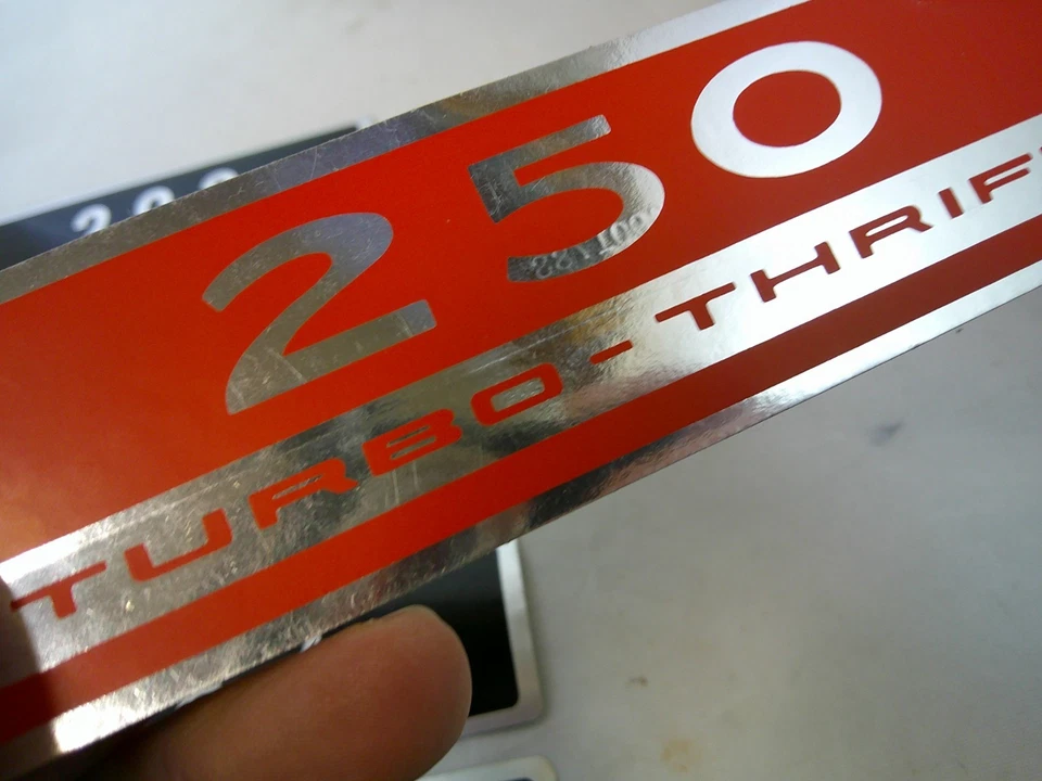 Nuevo de Lote Antiguo Fabricante Original GM Motor Válvula Cubierta Filtro de Aire Fábrica Original Calcomanías Emblemas Etiquetas Foto 3 de 4