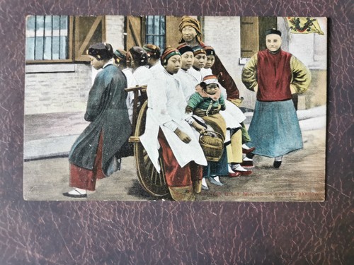 CPA Girls driving on a wheel barrow - Imagen 1 de 2