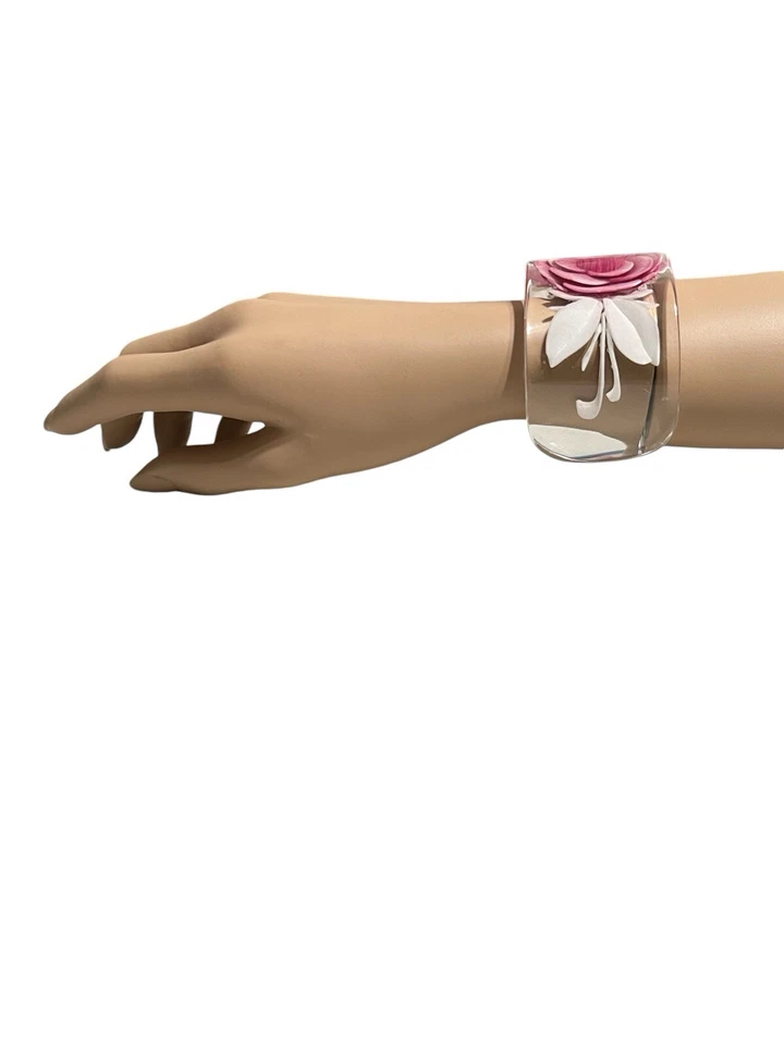 Brazalete Chanel Lucita Camelia Rosa Transparente De Colección Foto 4 de 4