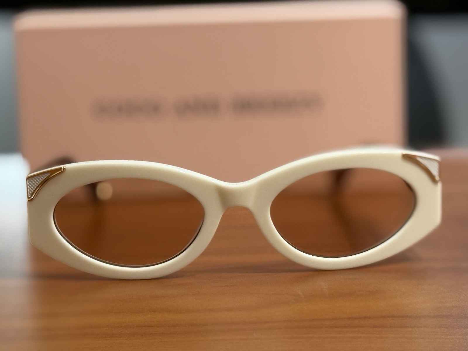 Trust 103 Sunglasses – White/Gold – Brown Lenses