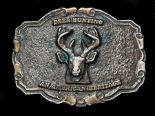 NE21107 VINTAGE 1977 DEER HUNTING AN AMERICAN HERITAGE WYOMING STUDIOS BUCKLE