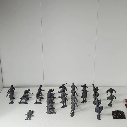 Vintage Louis Marx Toy Soldiers Lot 26 Figures 10 Poses Flag USA Made 54mm Set