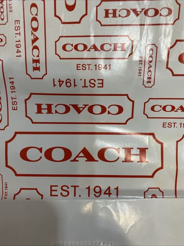 Bolsa de compras de papel Coach Logo 8” x 10” x 4,5” roja y blanca para regalo - Imagen 4 de 6