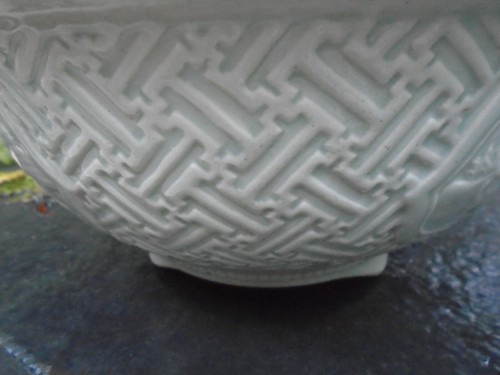 Chinese Celadon bowl with Chinese figures to side beautiful design lovely item - Picture 3 of 12