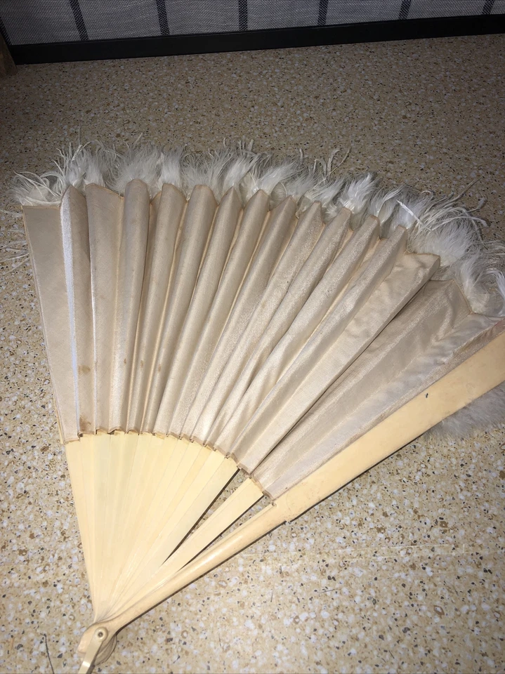 HERMOSO VENTILADOR DE MANO DE CELULOIDE PLUMA DE AVESTRUZ BLANCO 16 1/2 VINTAGE AÑOS 1900 Foto 3 de 3