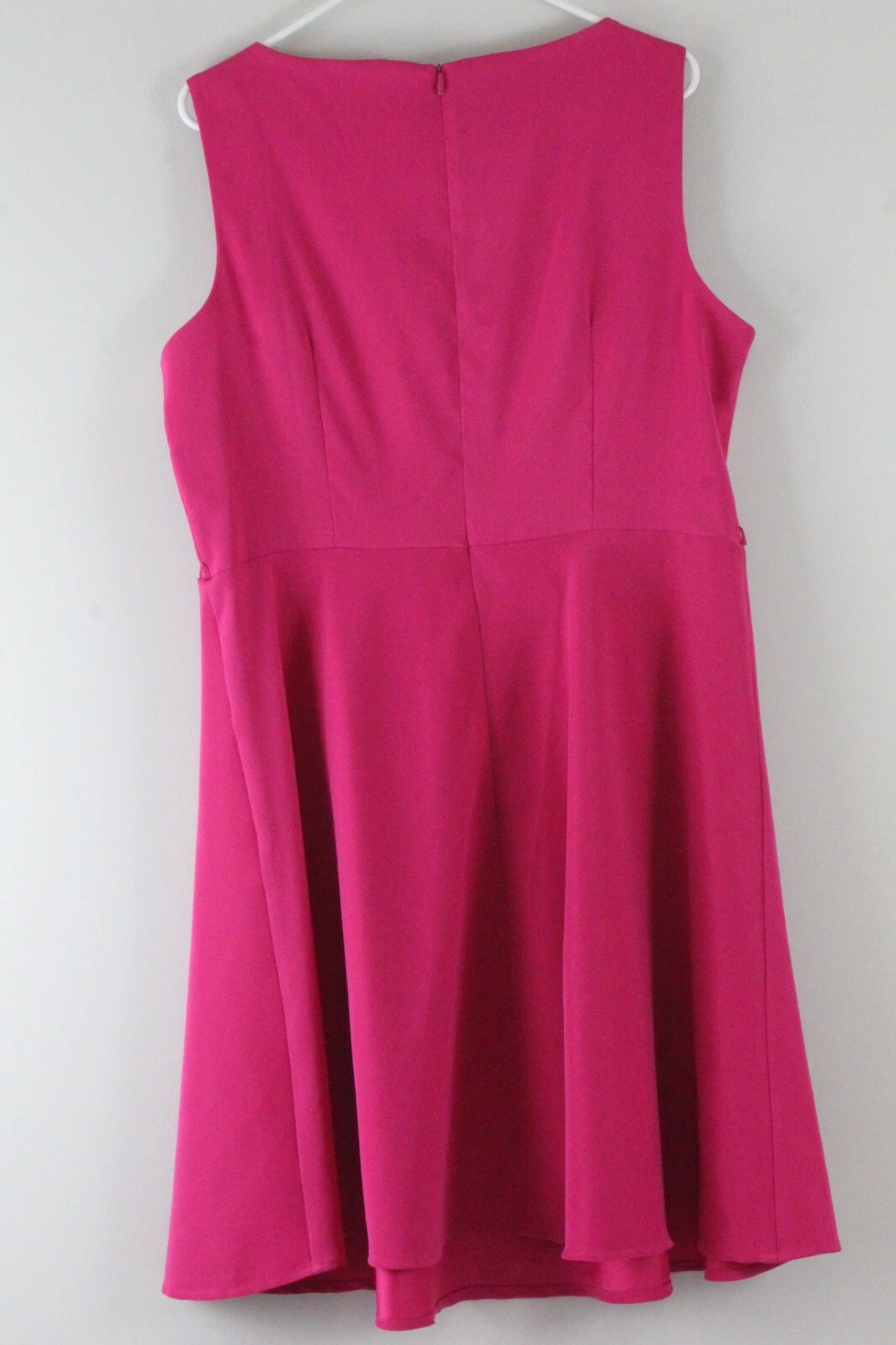 Abito senza maniche collo rotondo aderente e svasato Alyx taglia 18 fucsia