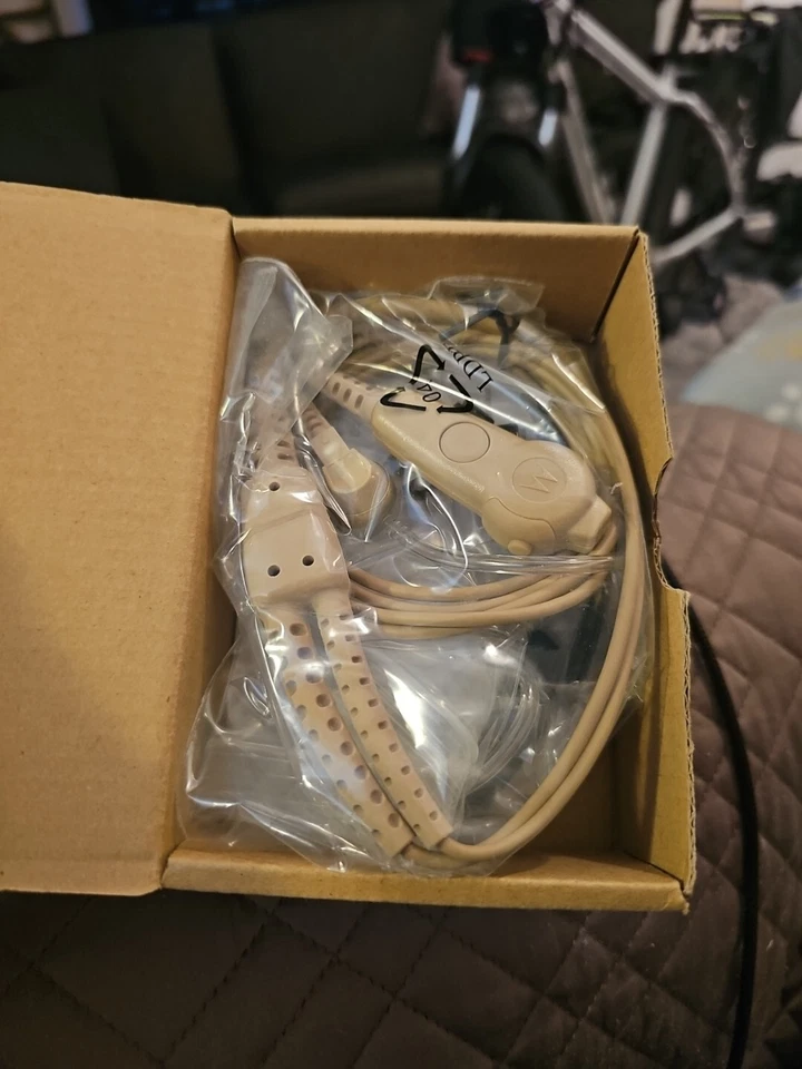 Motorola Surveillance Kit RLN5883A Beige NIB - Image 3 of 3