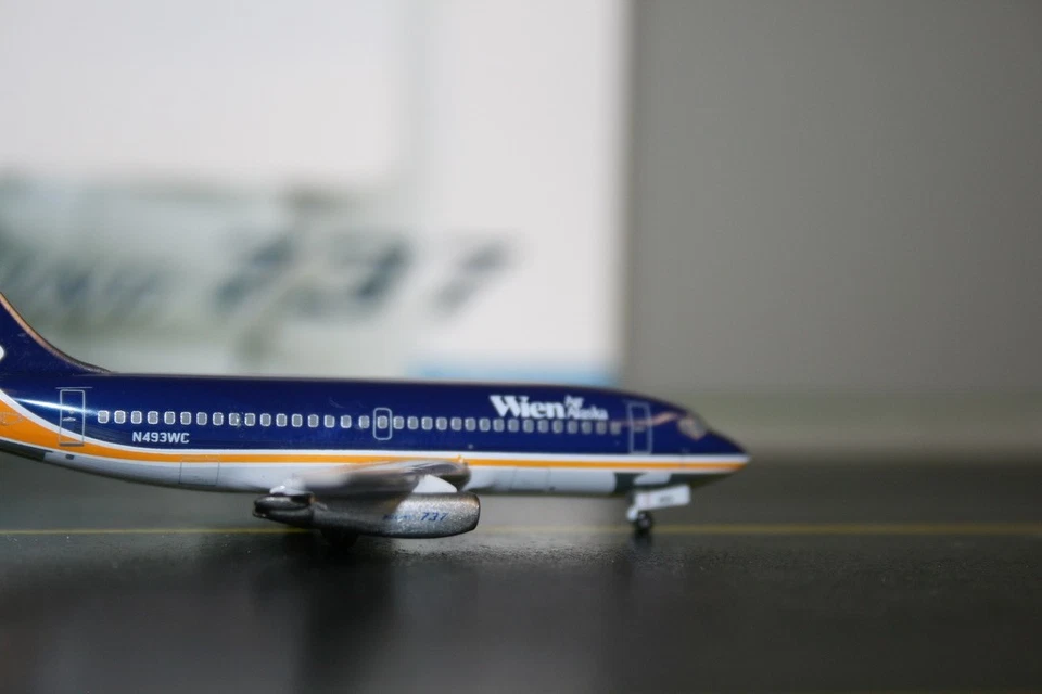Aeroclassics 1:400 Wien Air Alaska Boeing 737-200 N493WC Die-Cast Model Plane - Image 3 of 4
