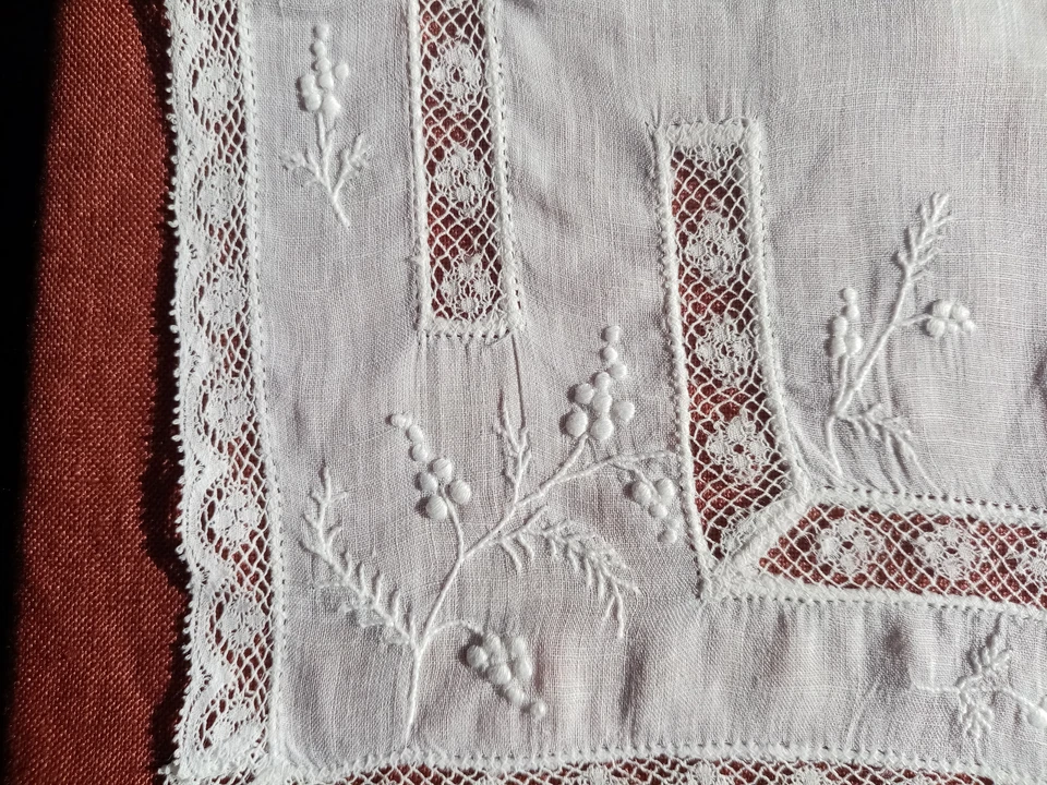 ancien mouchoir en linon brodé et dentelle de tulle, chiffré R M - Photo 2/4