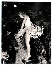 MARTHA RAYE with Makeup Artist 1940 Original Vintage PARAMOUNT Publicity Photo