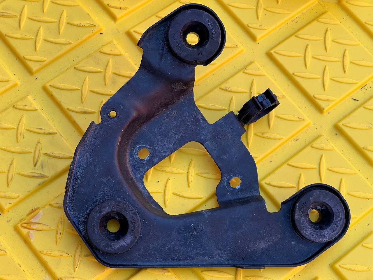 Maserati Ghibli 2017 OEM Front Air Intake Cleaner Box Mount Bracket –70583037