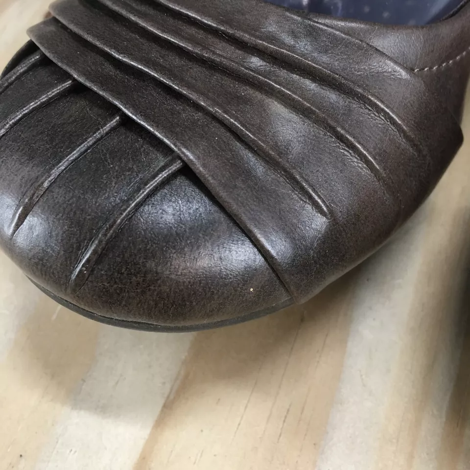 Zapatos planos de ballet American Eagle para mujer 8,5 marrón imitación cuero sin cordones cómodos Foto 4 de 4