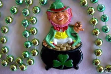 ST. PATRICK'S "LEPRECHAUN ATOP a POT O' GOLD" IRISH MARDI GRAS NECKLACE (B356)