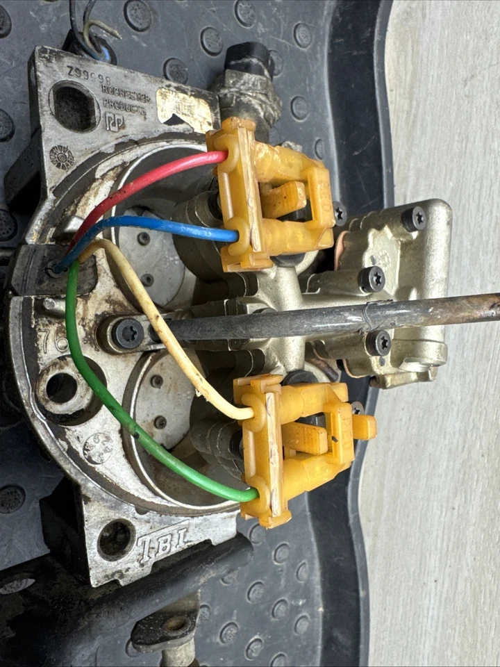 Carrocería del acelerador Chevrolet GMC S10 Sonoma 4.3 V6 TBI 17091036 inyectores Foto 3 de 4