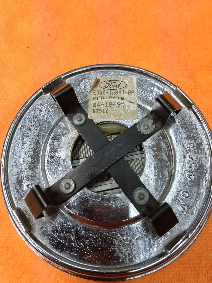 Emblema del tapacubos Ford LTD ** DESGASTE** 255521 Foto 3 de 4
