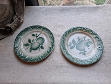 2  Assiettes  a dessert en barbotine décor de fruits