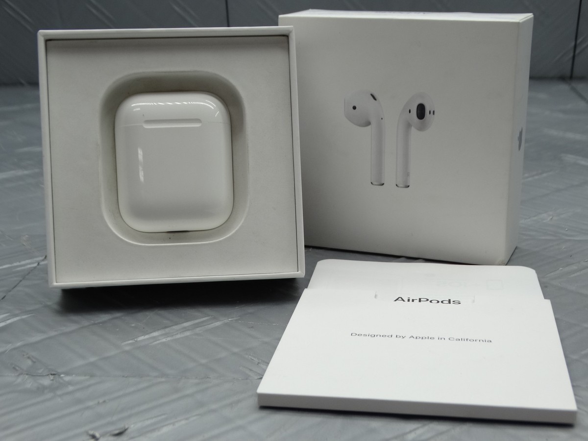 Apple MRXJ2AM/A AirPods with Wireless Charging Case A2032 A2031