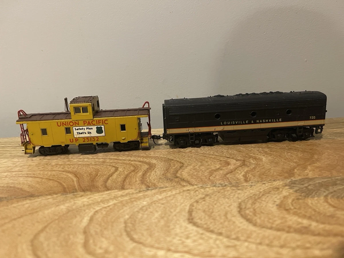 OVERLAND HO Union Pacific Caboose 25132, Louisville & Nashville Box Car Set/2.