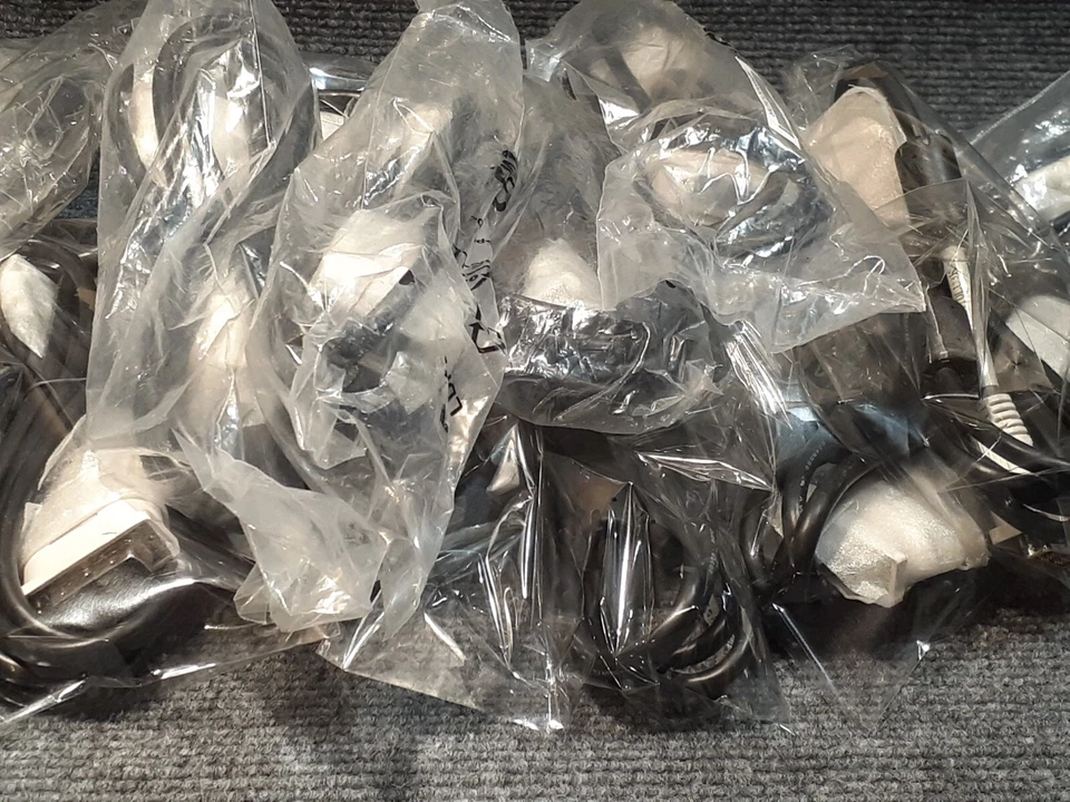 One DVI-D Male to DVI-D Male White 6ft Monitor PC LCD TV Video Cable - Image 2 of 4