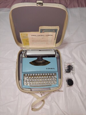 Vintage 1960s Consul Typewriter made Czech Republic model 231.3 w