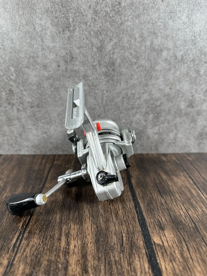 Винтажная спиннинговая катушка Daiwa 1000C — чистая, гладкая — недавно отремонтированная - Изображение 4 из 4