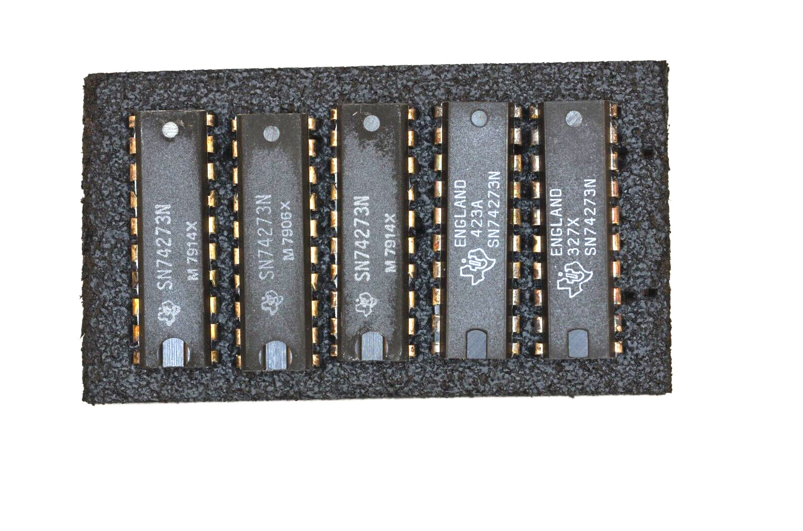 Optimisez vos bus de données avec le lot de 5 CI SN74273N Texas Instruments