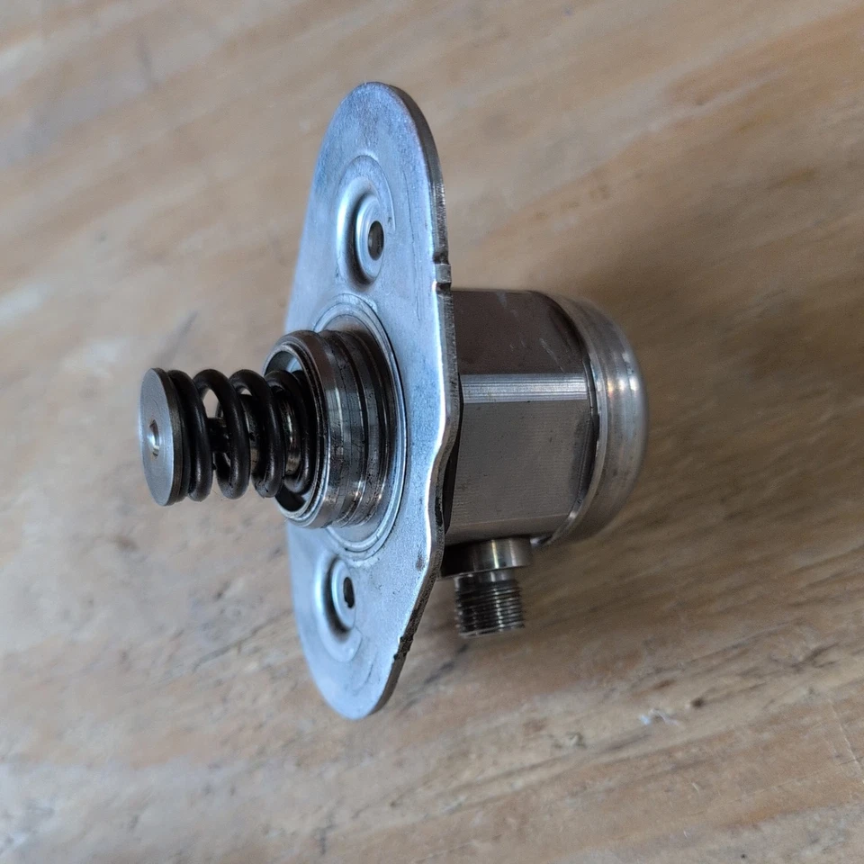 Bomba de combustible de alta presión de 2,0 L con enchufe grande para BMW X1 X3 228i 320i 328i 428i 528i Foto 3 de 3