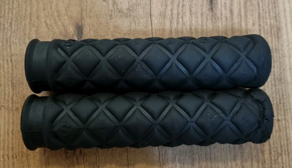 Serfas Handlebar Grips In Black USED - Image 4 of 4