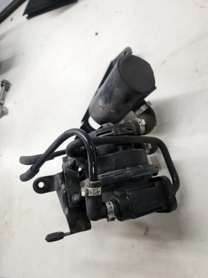 MK1 2004-2006 AUDI TT QUATTRO CONJUNTO DE BOMBA DE DETECCIÓN DE FUGAS DE COMBUSTIBLE 4D0906271OEM Foto 3 de 4