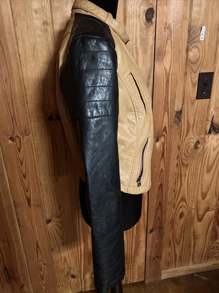 Abrigo chaqueta de cuero sintético con cremallera inclinada marrón y negro Rue21 para damas pequeño Foto 3 de 4