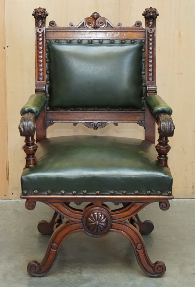 POLTRONA TRONO DE COURO VERDE ESCULPIDA À MÃO INGLESA REQUINTADA IMPORTANTE POR VOLTA DE 1880 - Imagem 2 de 4