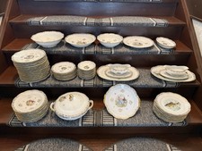 J.V Service de vaisselle porcelaine blanc doré décor scènes, assiettes plats