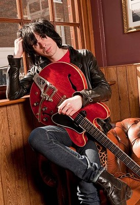 Portrait of musician Barrie Cadogan with his Gibson cherry red 196- Old Photo 10