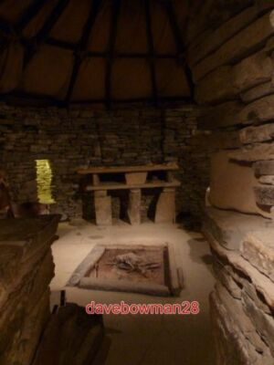 FOTO SKARA BRAE: IN EINEM NEOLITHISCHEN HAUS BEFINDET SICH SKARA BRAE EINE WIRKLICH BEMERKENSWERTE SITZUNG