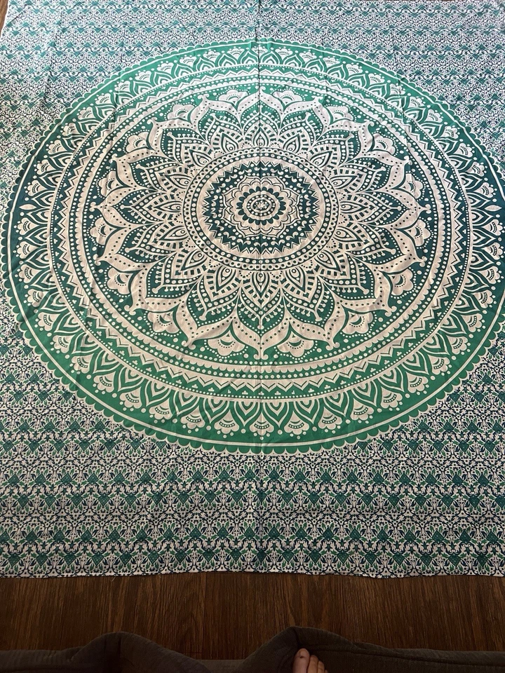 Intrincado tapiz mandala verde y blanco decoración de pared Foto 3 de 4